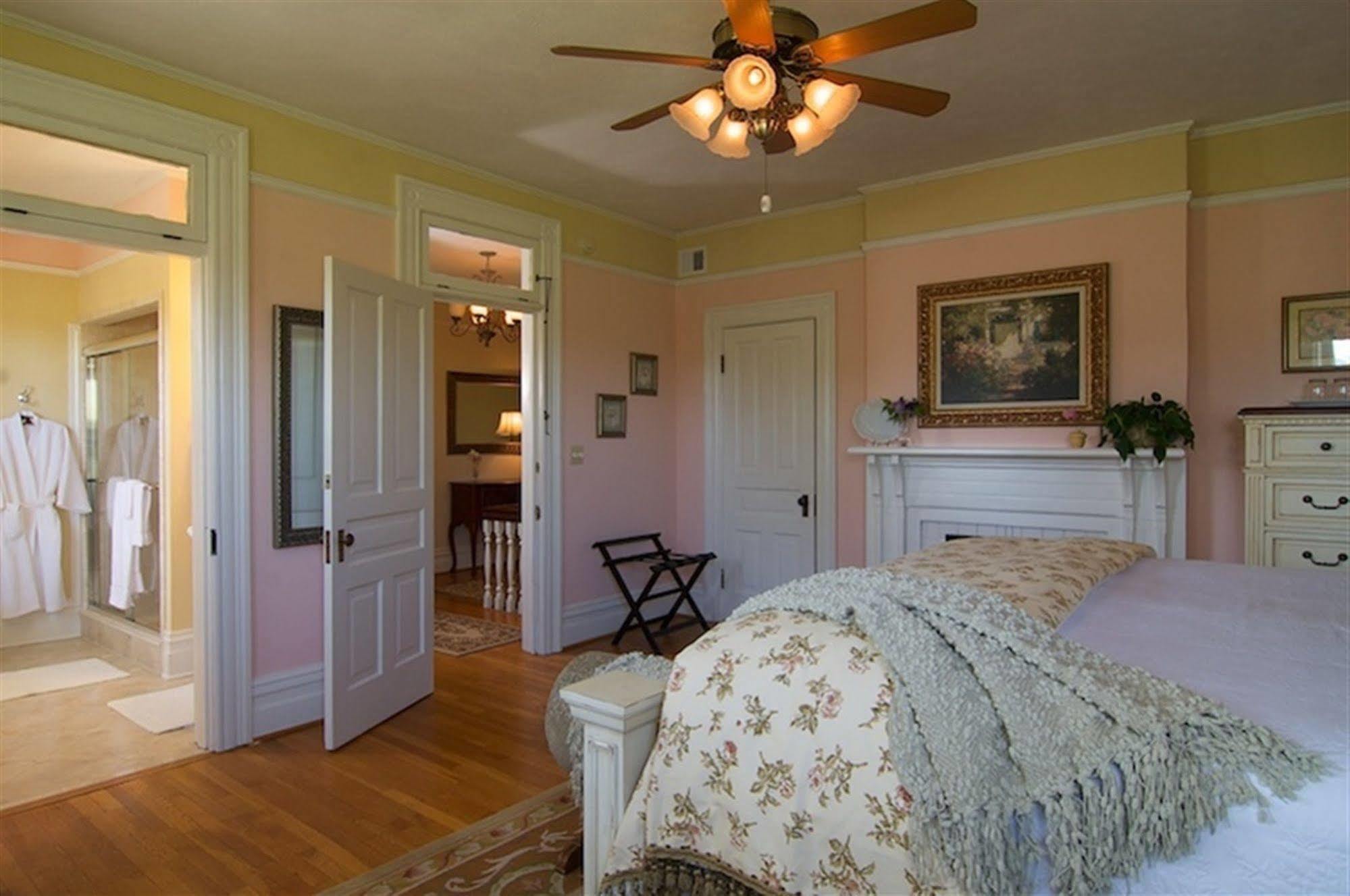 Oak Hill On Love Lane Bed And Breakfast Inn Waynesville Chambre photo